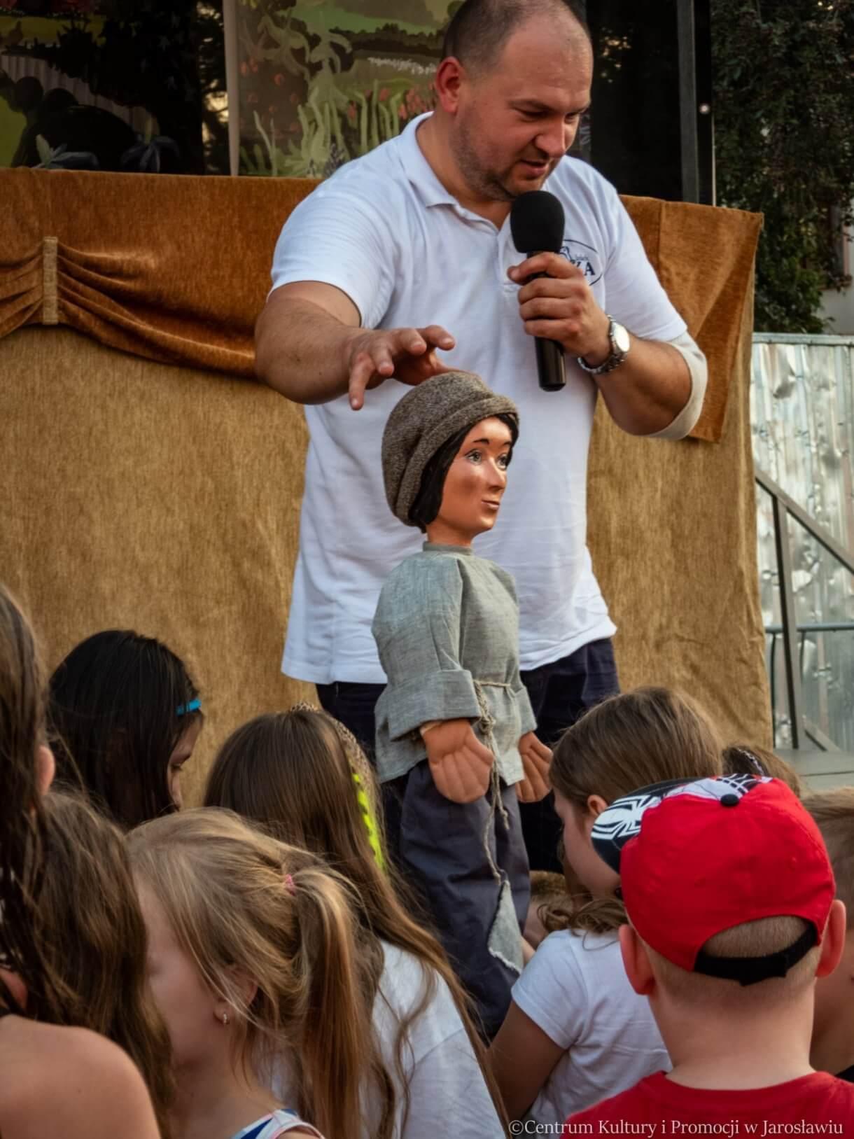 lalka z przedstawiania oraz lalkarz