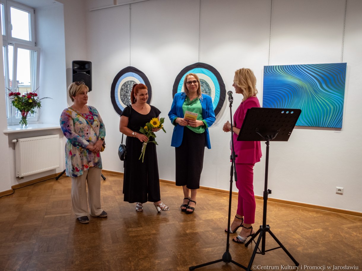 artystki podczas wernisażu Multi-Images z kustosz wystawy