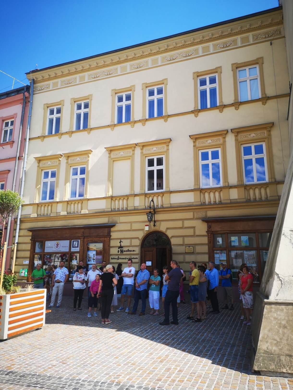 grupa zwiedzająca miasto