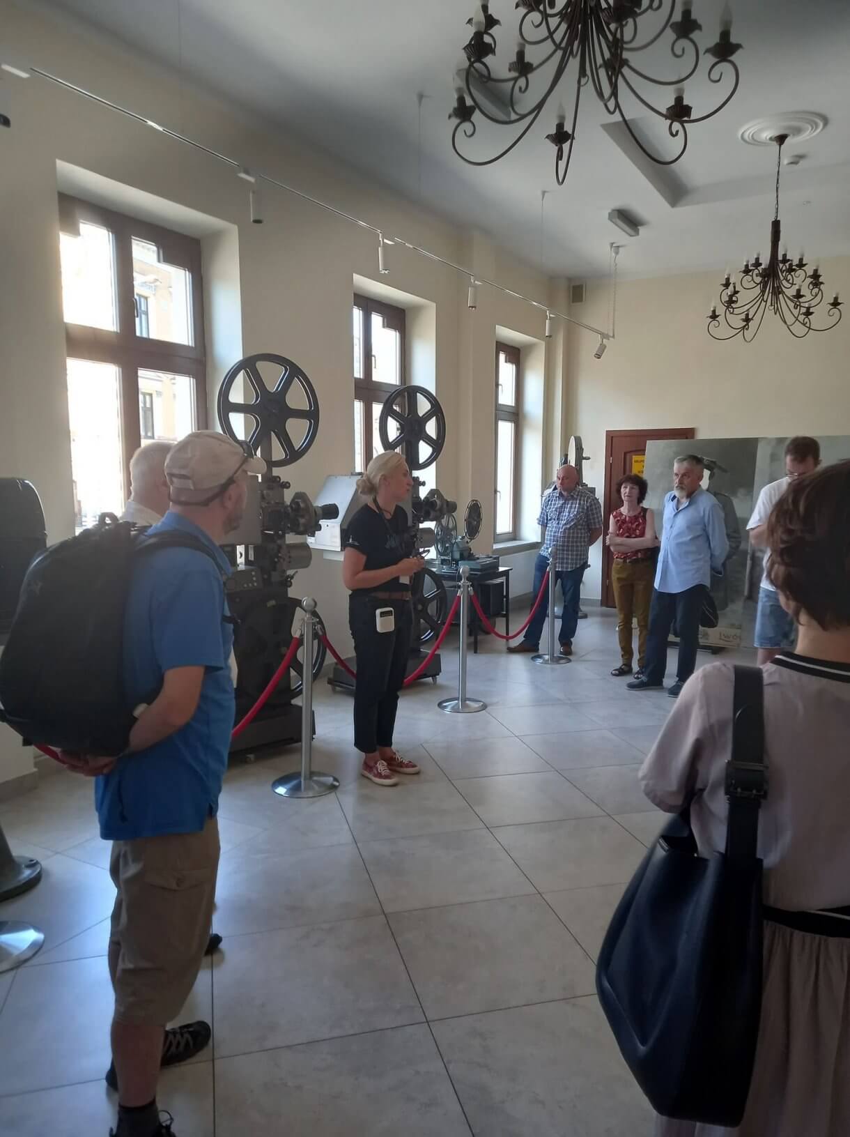 grupa zwiedzająca miasto