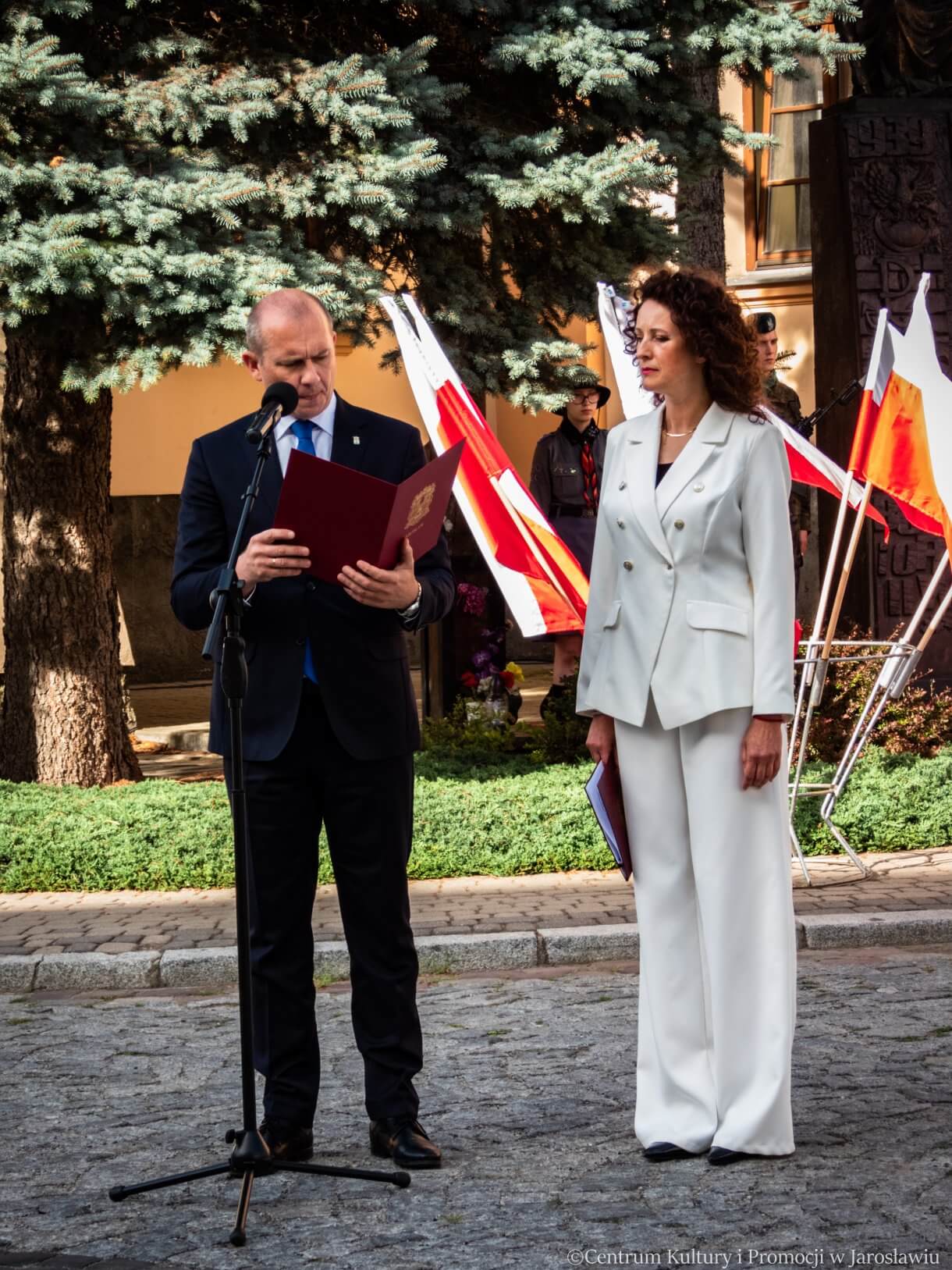 zastępca BM Dariusz Tracz z prowadzącą
