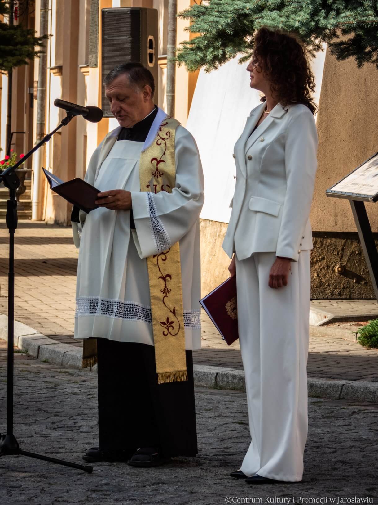 ks. prałat w trakcie modlitwy z prowadzącą