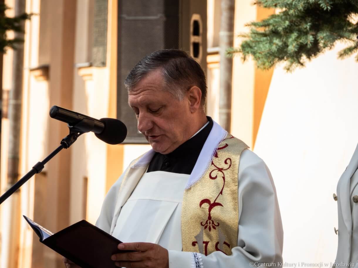 ks. prałat w trakcie modlitwy