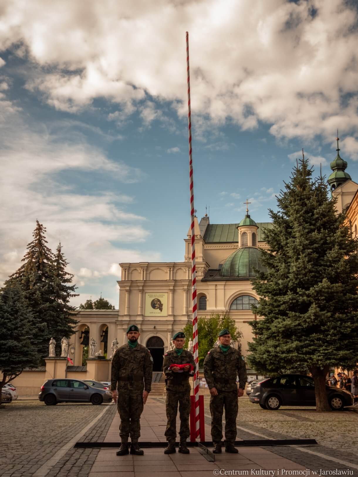 podniesienie na maszt flagi państwowej