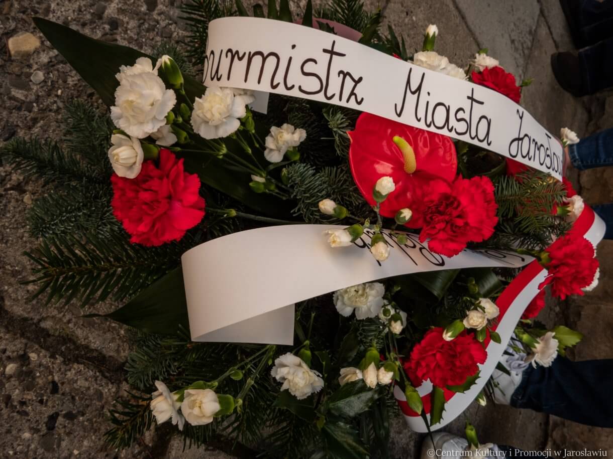 pamiątkowa wiązanka kwiatów