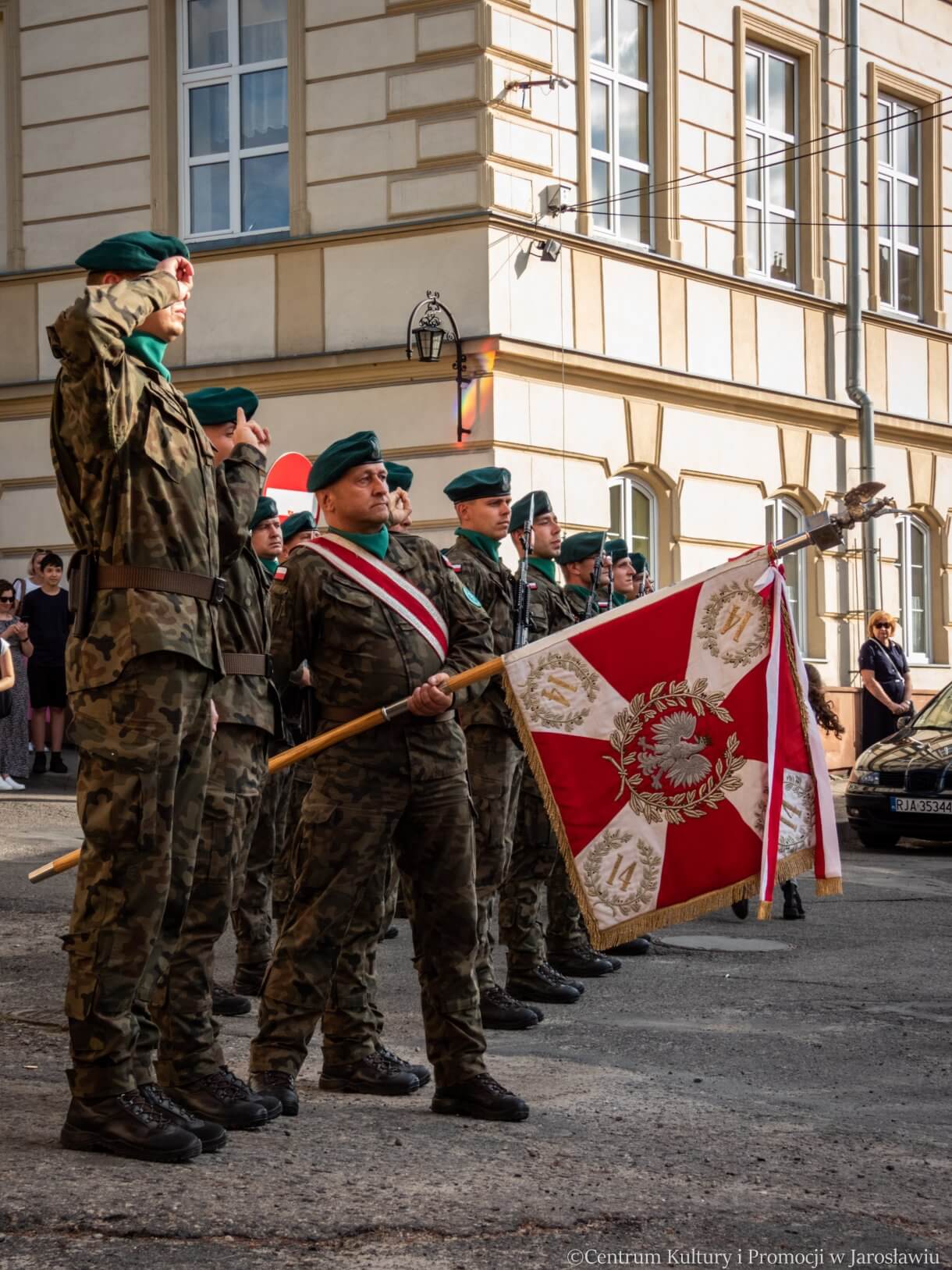 sztandar i żołnierze