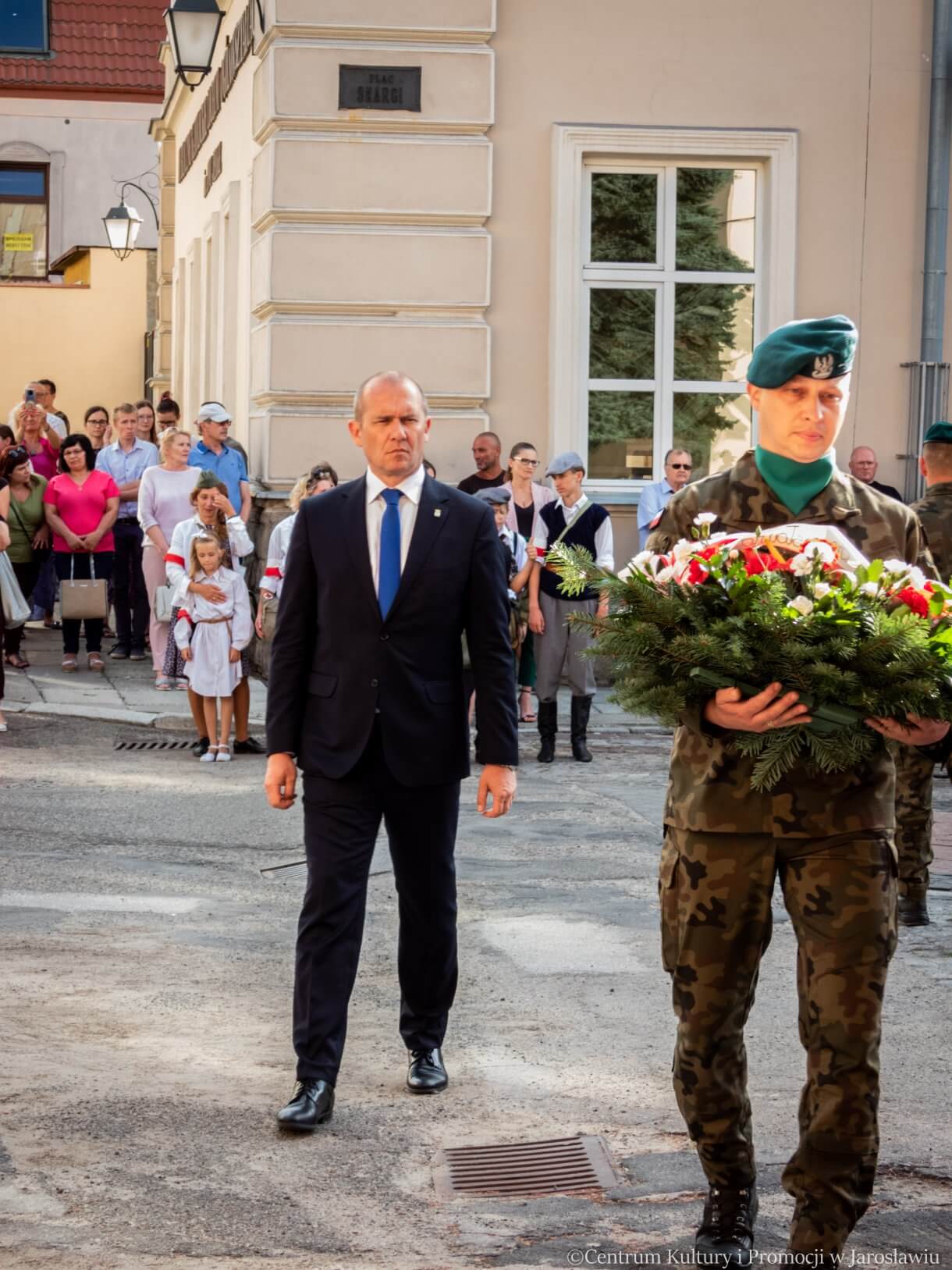 delegacje składają kwiaty przed pomnikiem Bohaterów i Ofiar II Wojny Światowej