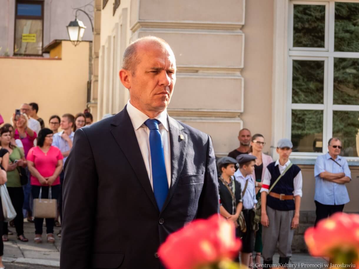 delegacje składają kwiaty przed pomnikiem Bohaterów i Ofiar II Wojny Światowej