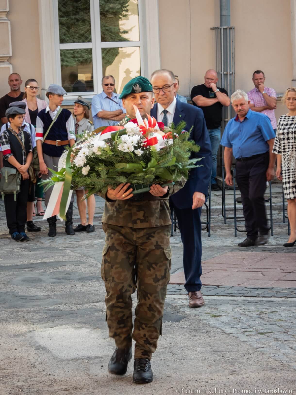delegacje składają kwiaty przed pomnikiem Bohaterów i Ofiar II Wojny Światowej