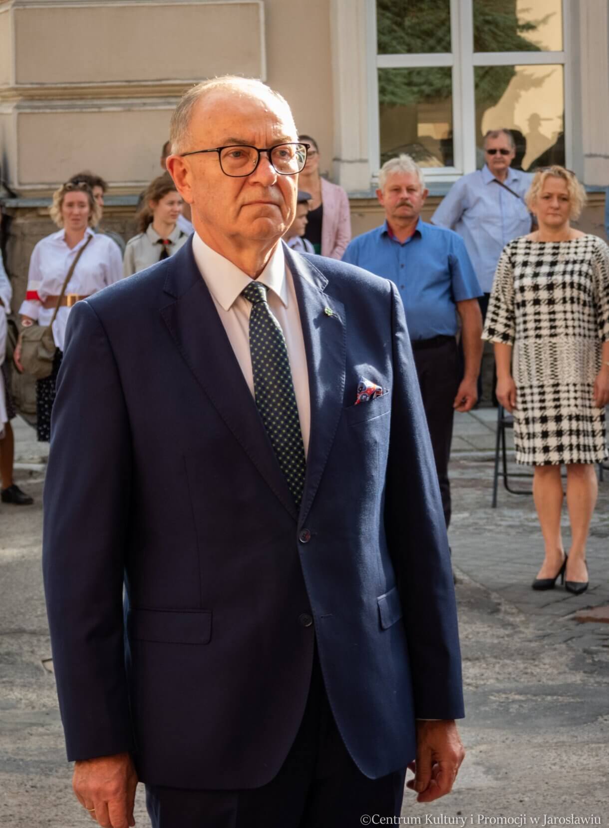 delegacje składają kwiaty przed pomnikiem Bohaterów i Ofiar II Wojny Światowej