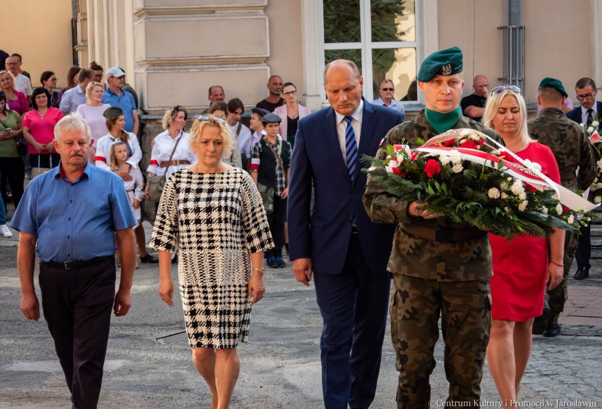 delegacje składają kwiaty przed pomnikiem Bohaterów i Ofiar II Wojny Światowej