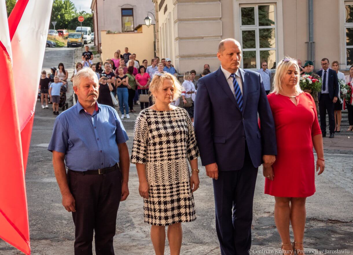 delegacje składają kwiaty przed pomnikiem Bohaterów i Ofiar II Wojny Światowej