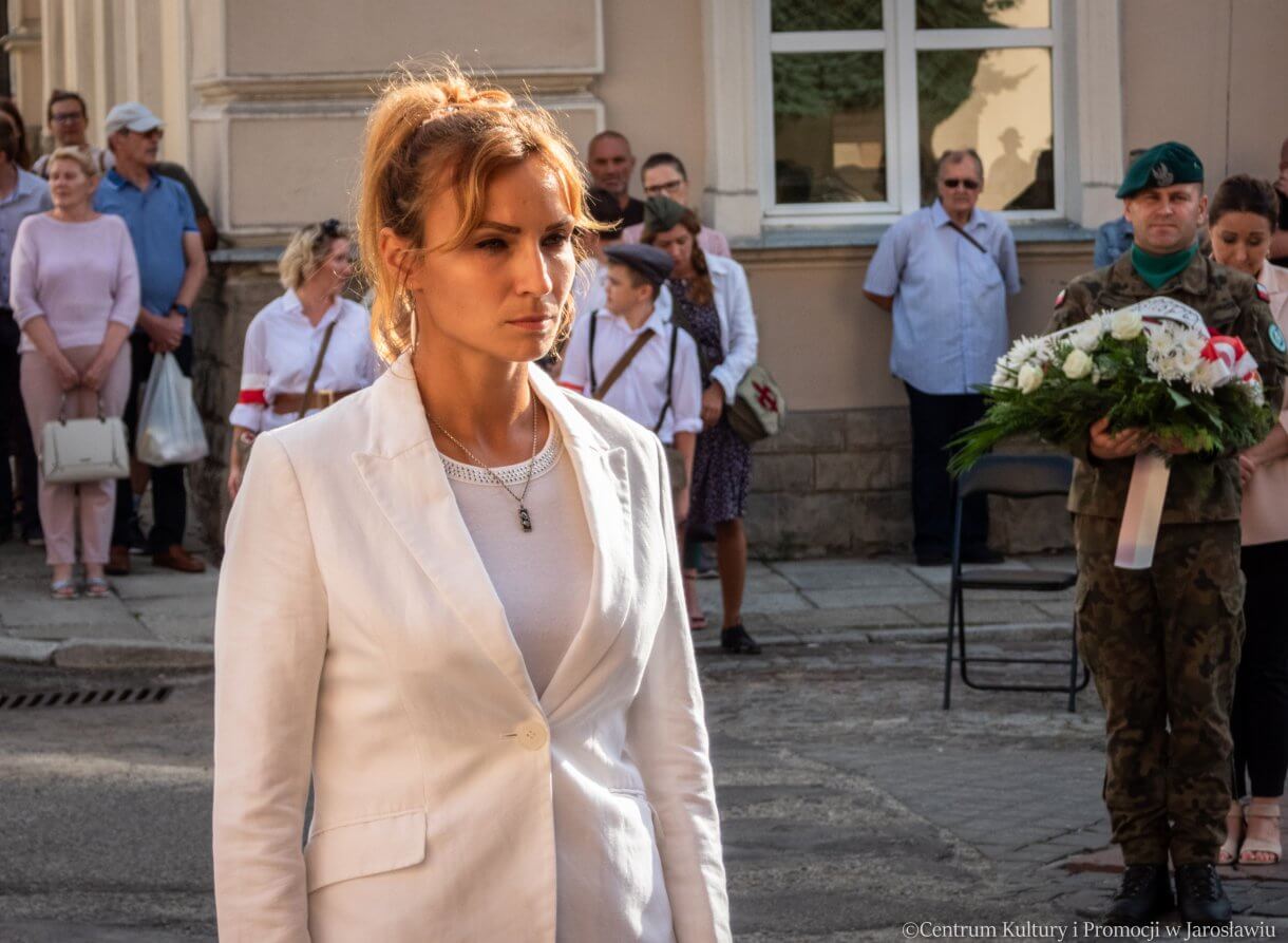 delegacje składają kwiaty przed pomnikiem Bohaterów i Ofiar II Wojny Światowej