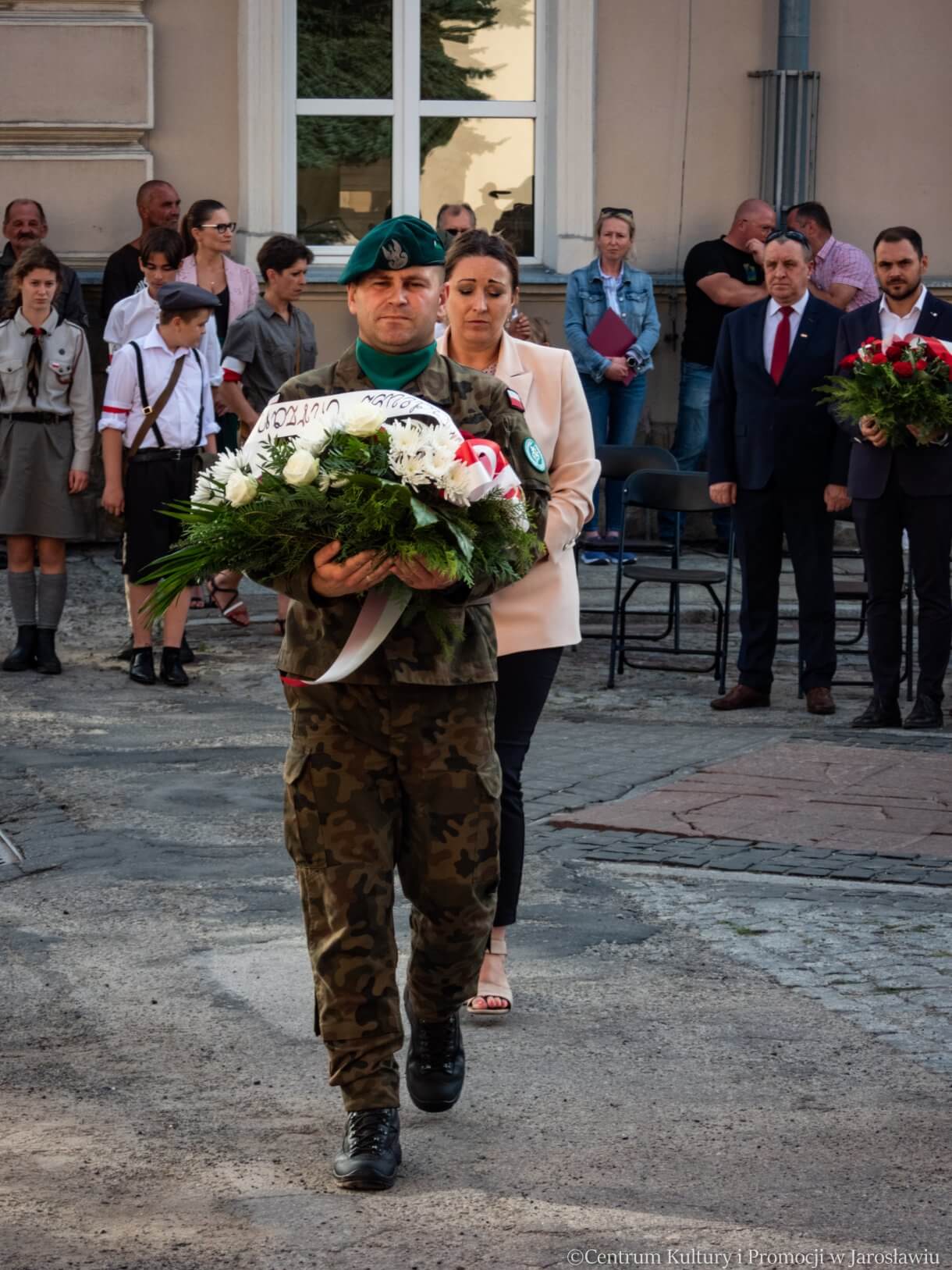 delegacje składają kwiaty przed pomnikiem Bohaterów i Ofiar II Wojny Światowej
