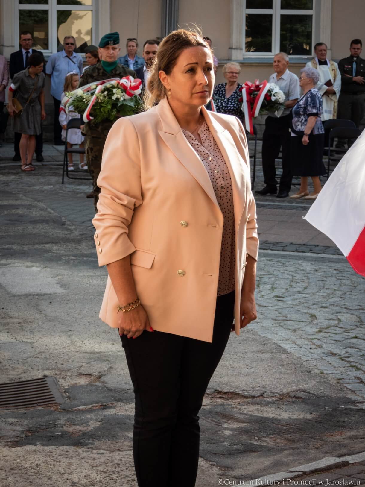 delegacje składają kwiaty przed pomnikiem Bohaterów i Ofiar II Wojny Światowej