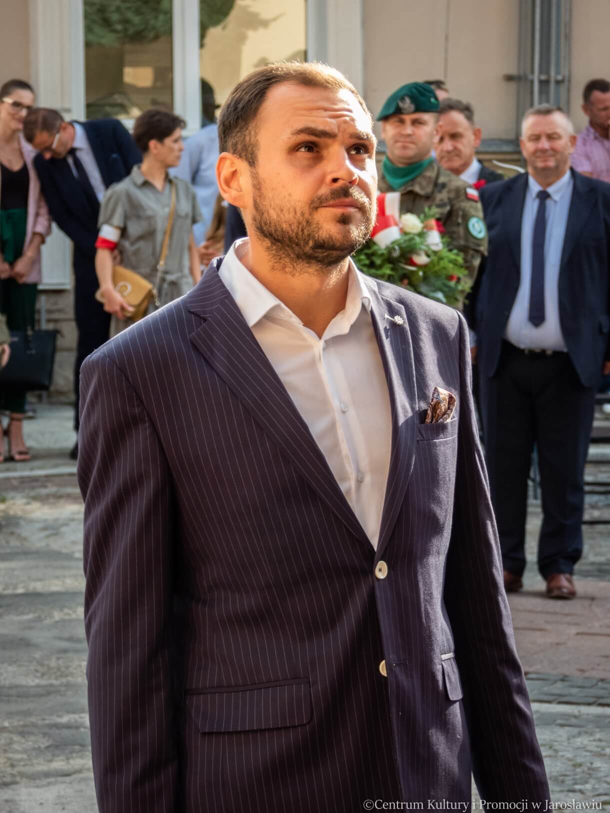 delegacje składają kwiaty przed pomnikiem Bohaterów i Ofiar II Wojny Światowej
