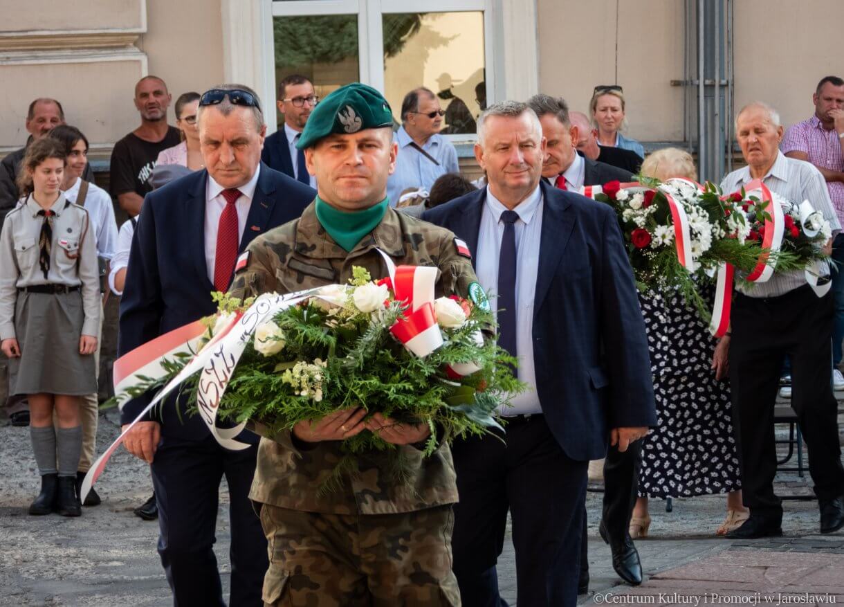 delegacje składają kwiaty przed pomnikiem Bohaterów i Ofiar II Wojny Światowej