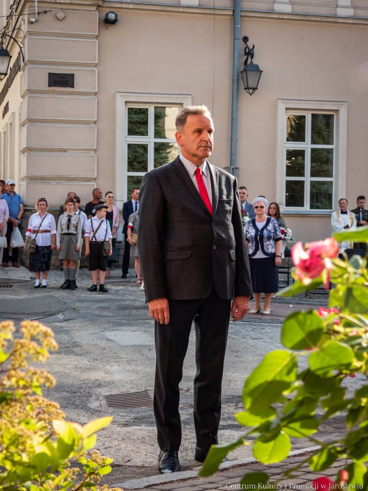 delegacje składają kwiaty przed pomnikiem Bohaterów i Ofiar II Wojny Światowej