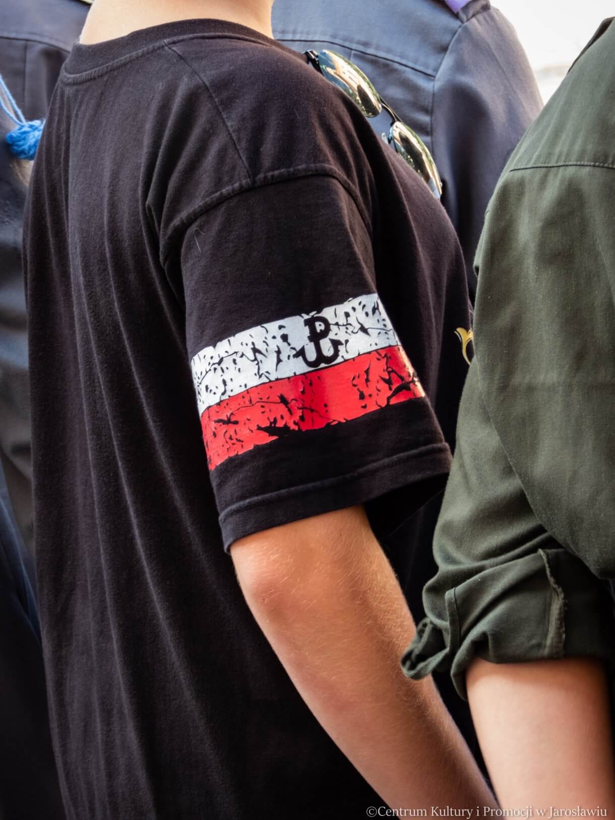 spojrzenie na opaskę symbolizująca powstańców na koszulce