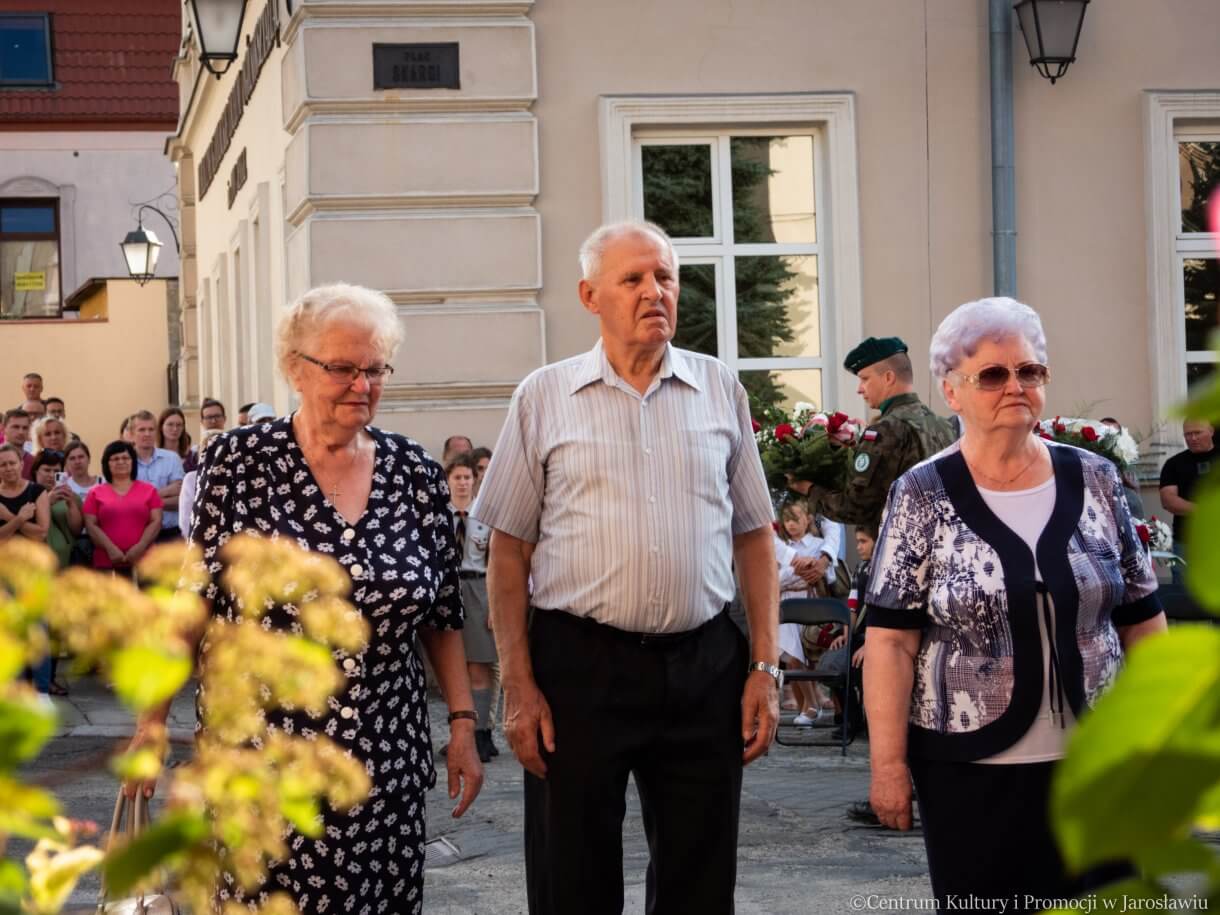 delegacje składają kwiaty przed pomnikiem Bohaterów i Ofiar II Wojny Światowej