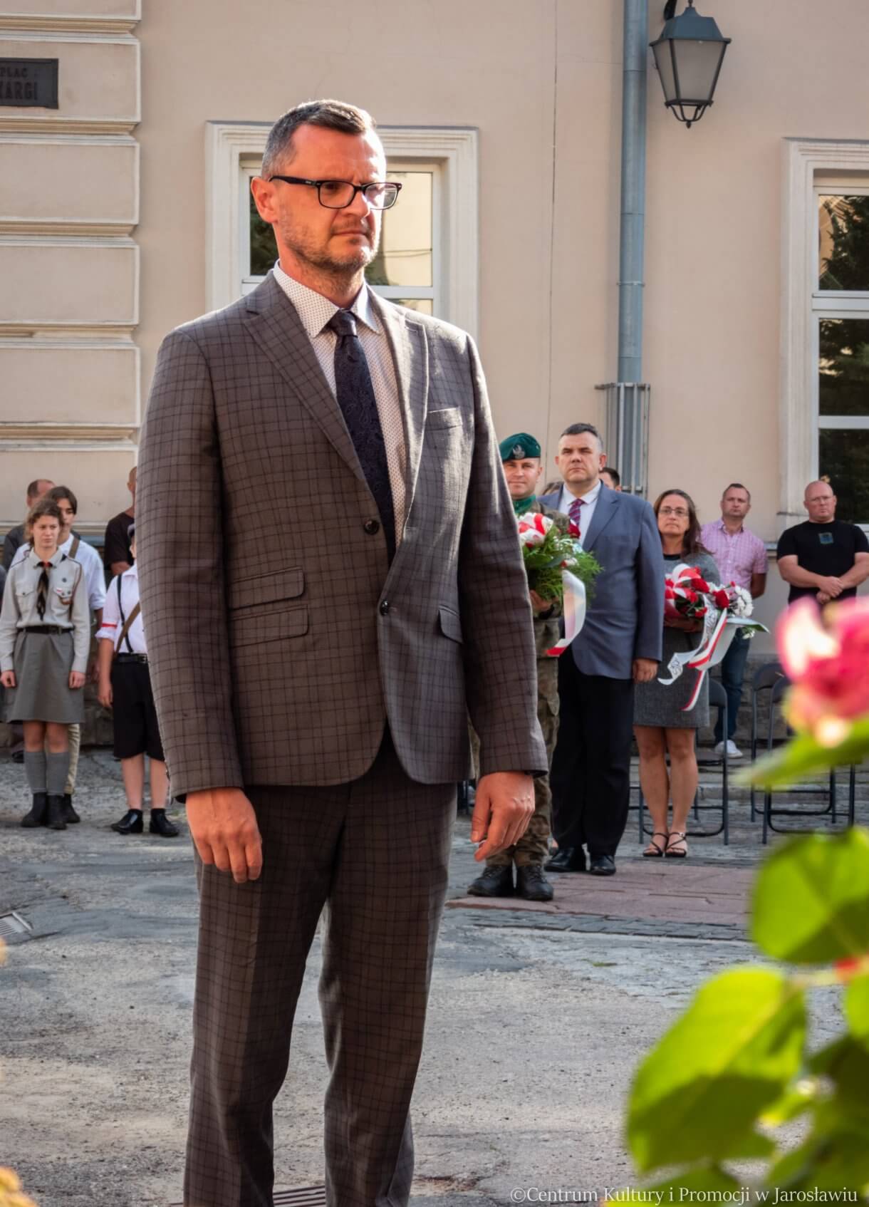 delegacje składają kwiaty przed pomnikiem Bohaterów i Ofiar II Wojny Światowej