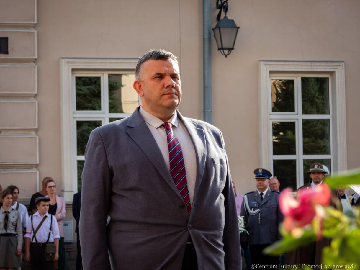 delegacje składają kwiaty przed pomnikiem Bohaterów i Ofiar II Wojny Światowej