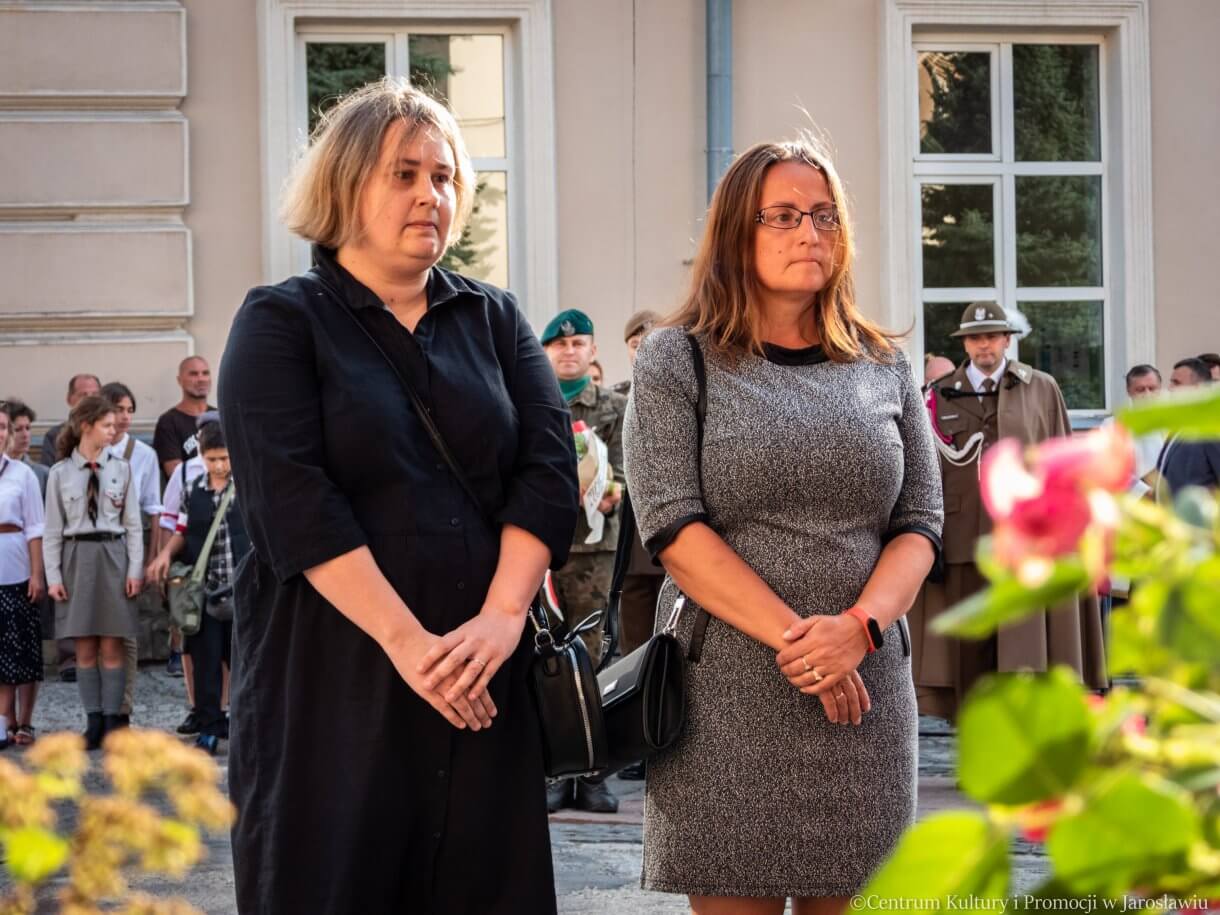 delegacje składają kwiaty przed pomnikiem Bohaterów i Ofiar II Wojny Światowej