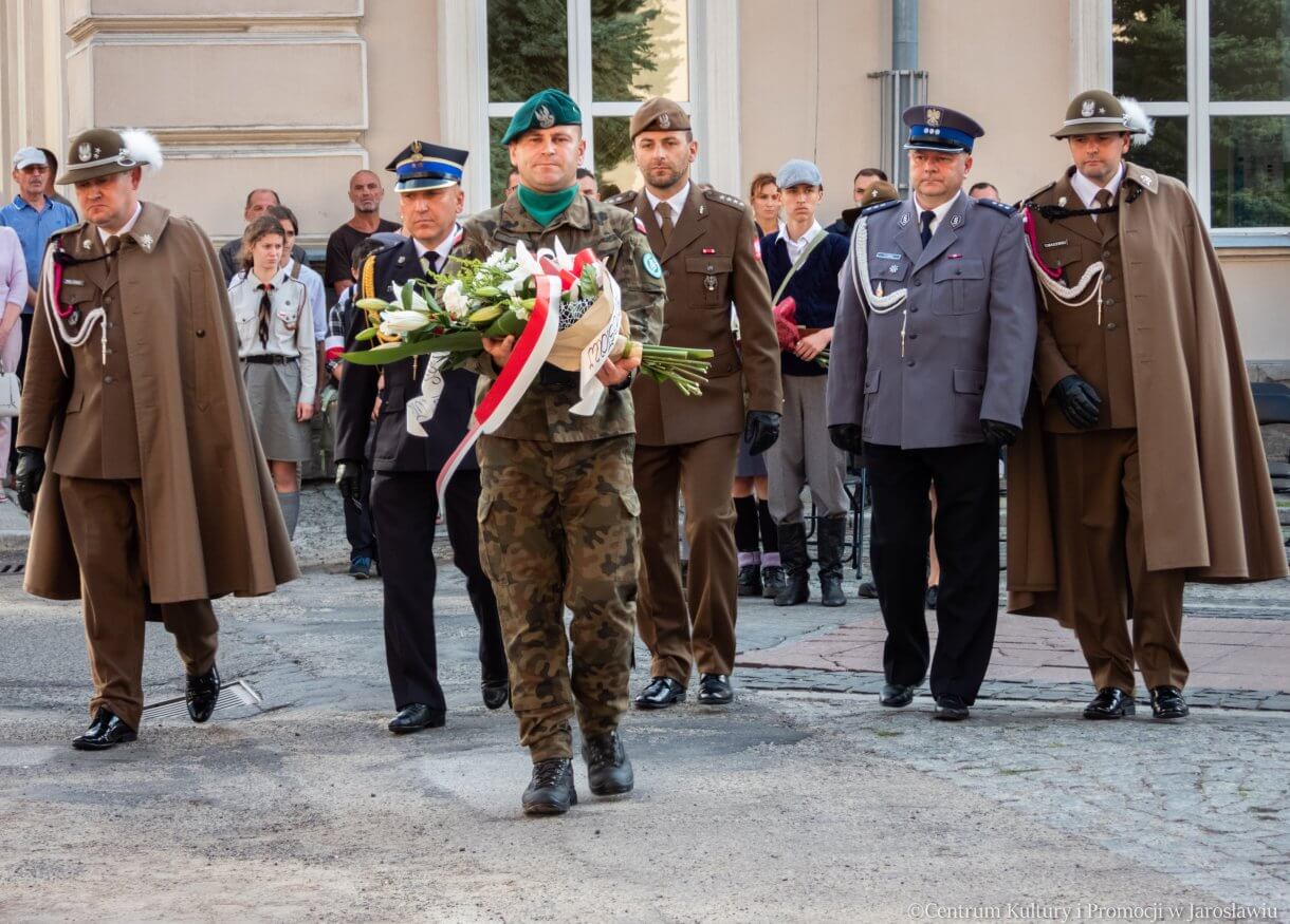 delegacje składają kwiaty przed pomnikiem Bohaterów i Ofiar II Wojny Światowej