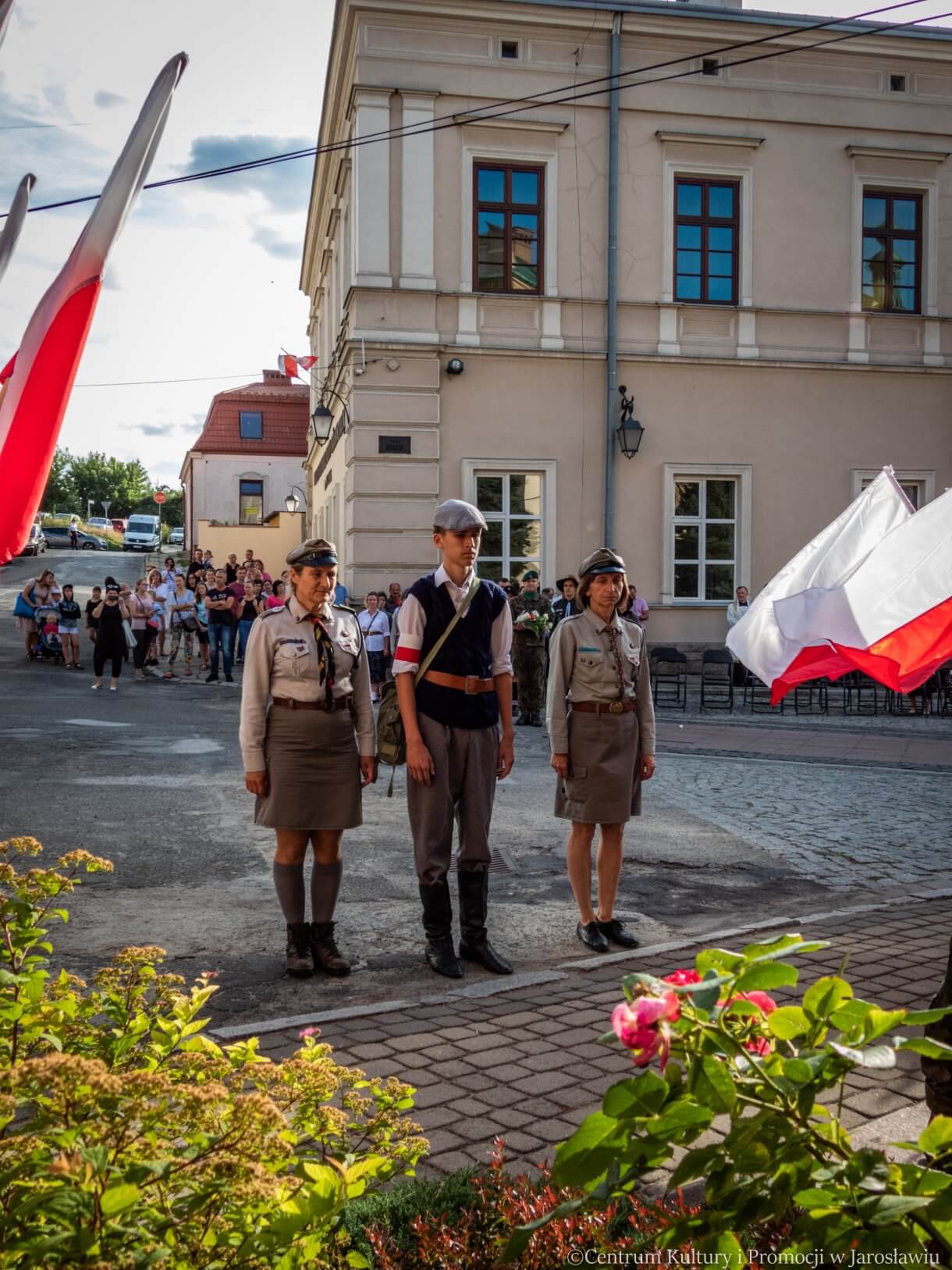 delegacje składają kwiaty przed pomnikiem Bohaterów i Ofiar II Wojny Światowej