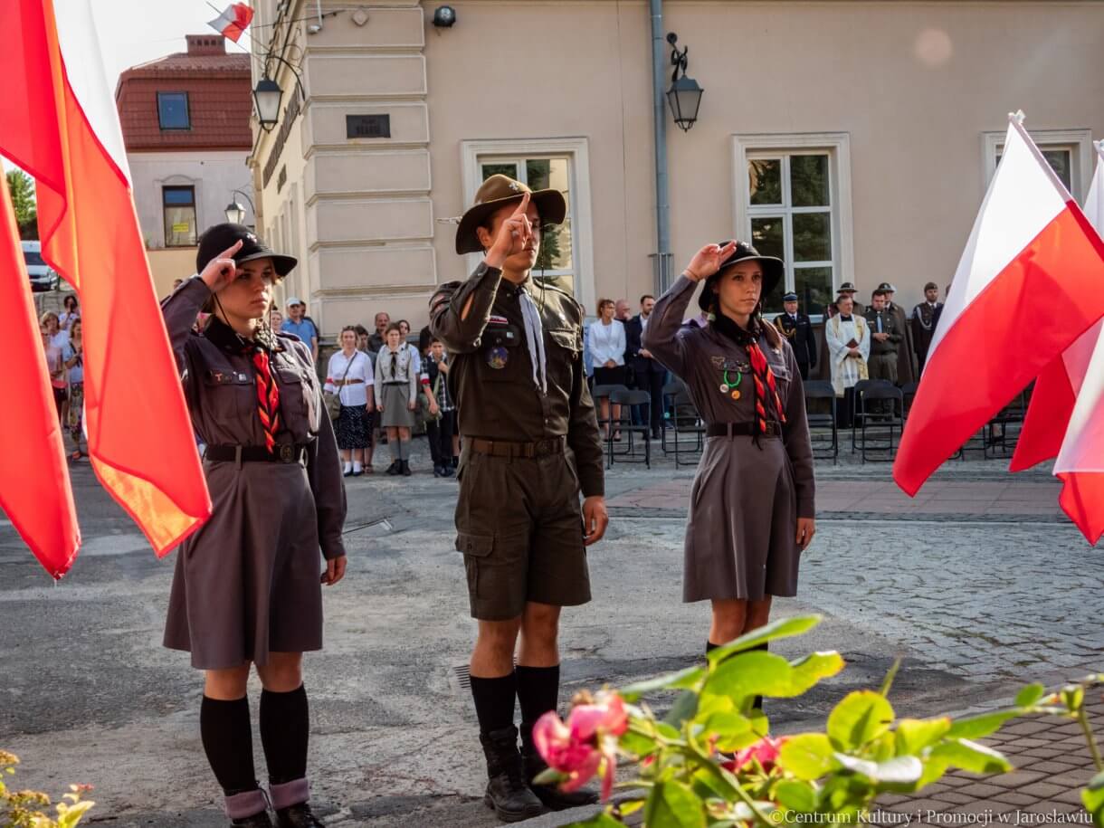 delegacje składają kwiaty przed pomnikiem Bohaterów i Ofiar II Wojny Światowej