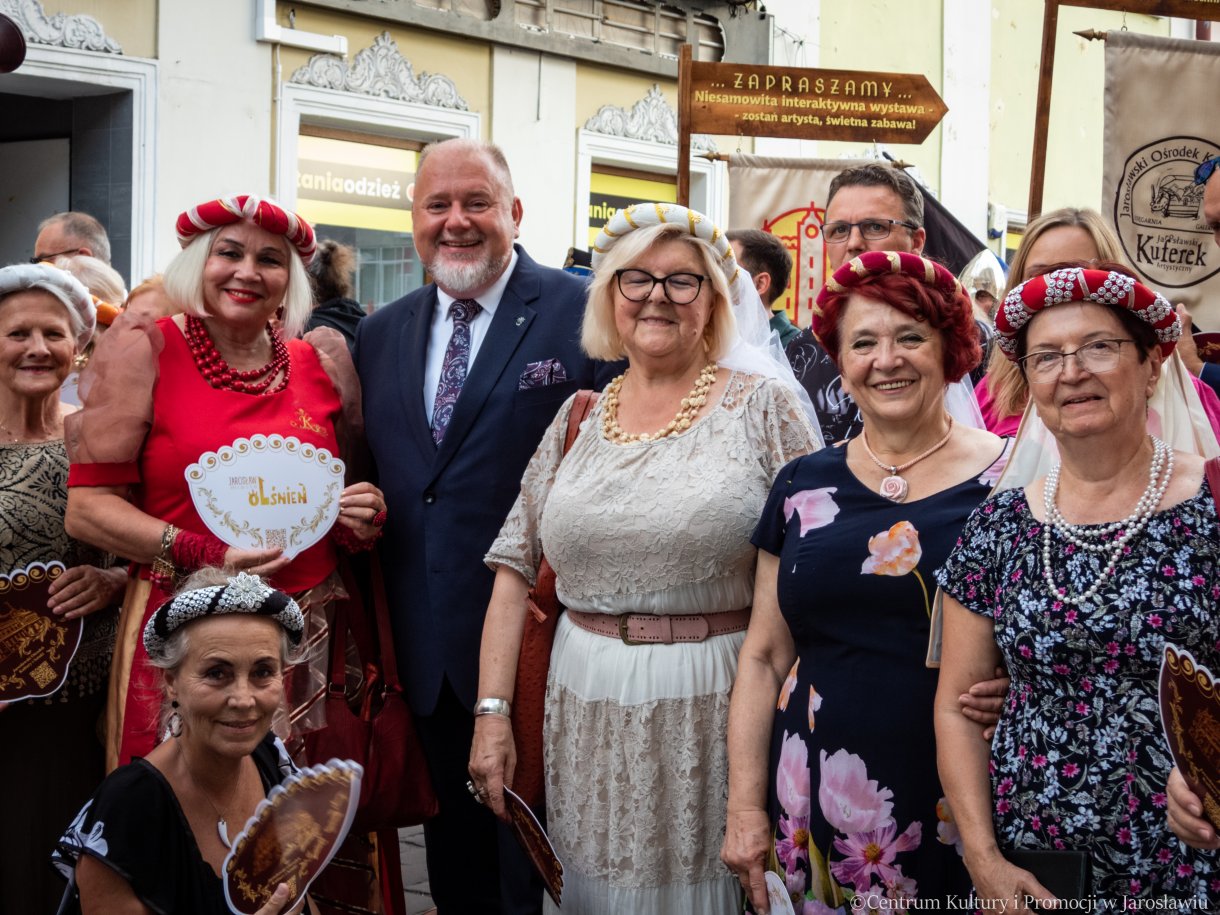 Burmistrz Miasta Jarosławia z Krystynami podczas korowodu