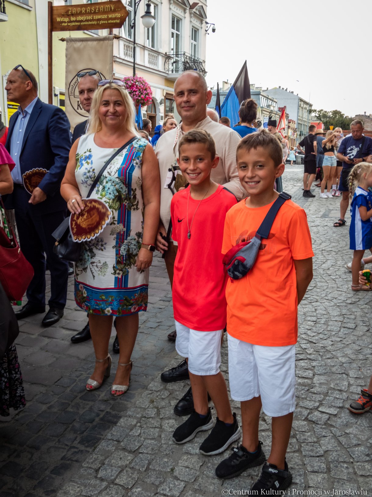 dyrektor Centrum Kultury i Promocji w Jarosławiu z rodziną podczas korowodu