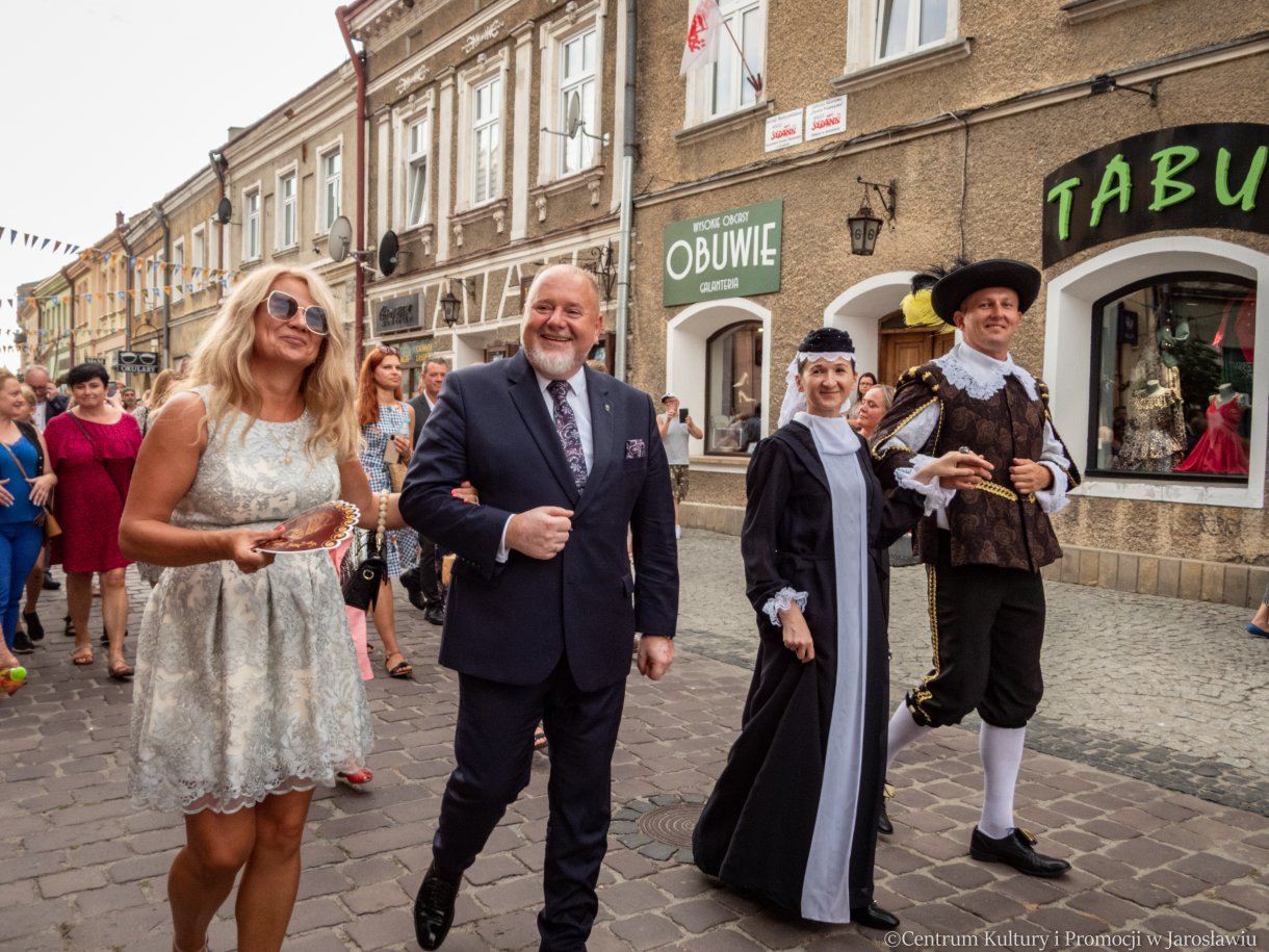 Burmistrz Miasta Jarosławia z żoną, Anna Ostrogska i Wilhelm Orsetti podczas korowodu