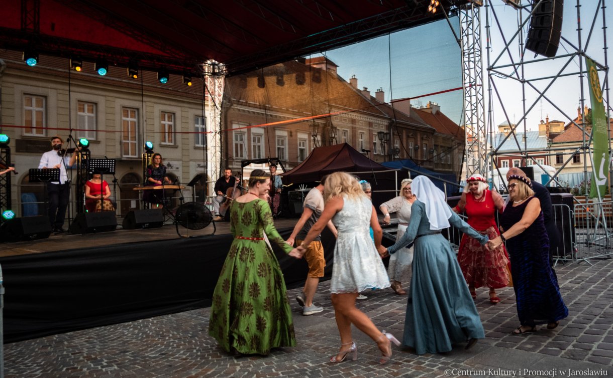 koncert Orkiestra Galicja wspólne tańce pod sceną