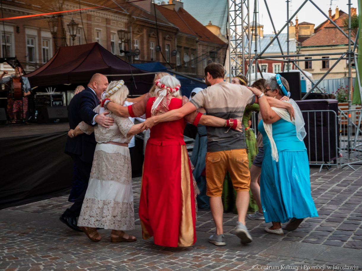 koncert Orkiestra Galicja wspólne tańce pod sceną