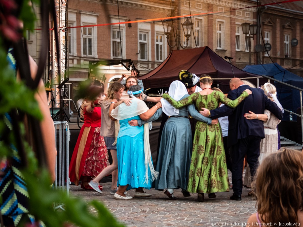 koncert Orkiestra Galicja wspólne tańce pod sceną