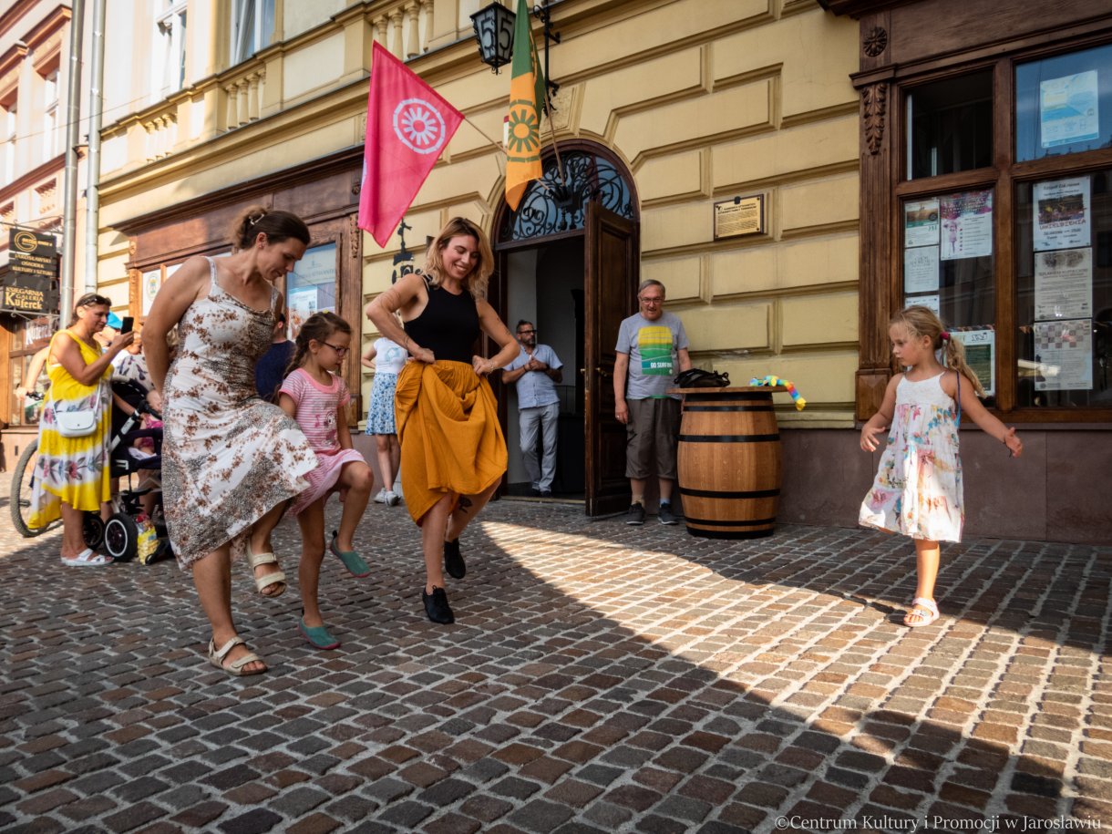 Chiara Scarfato podczas warsztatów tradycyjnych tańców z południa Włoch