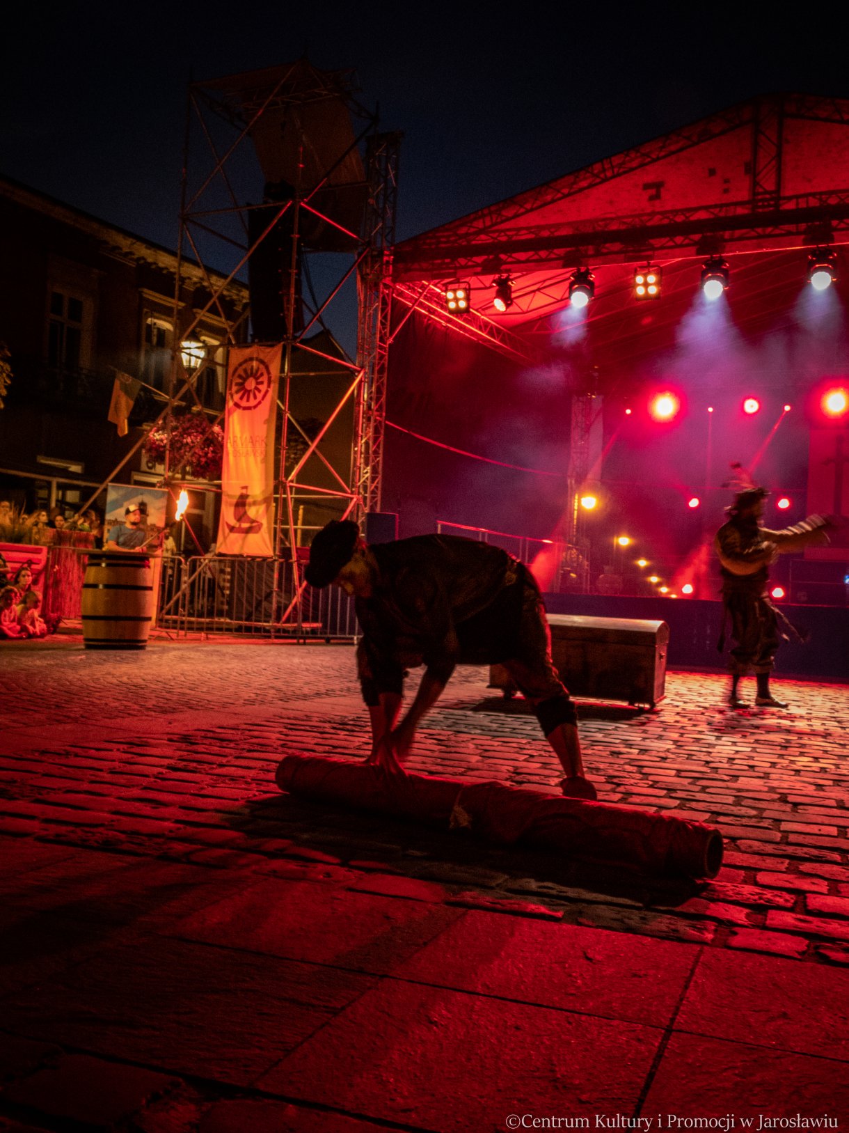 Grupa locomotora podczas spektaklu ulicznego
