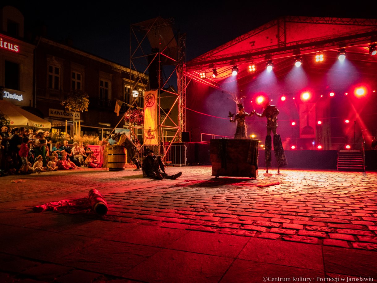 Grupa locomotora podczas spektaklu ulicznego