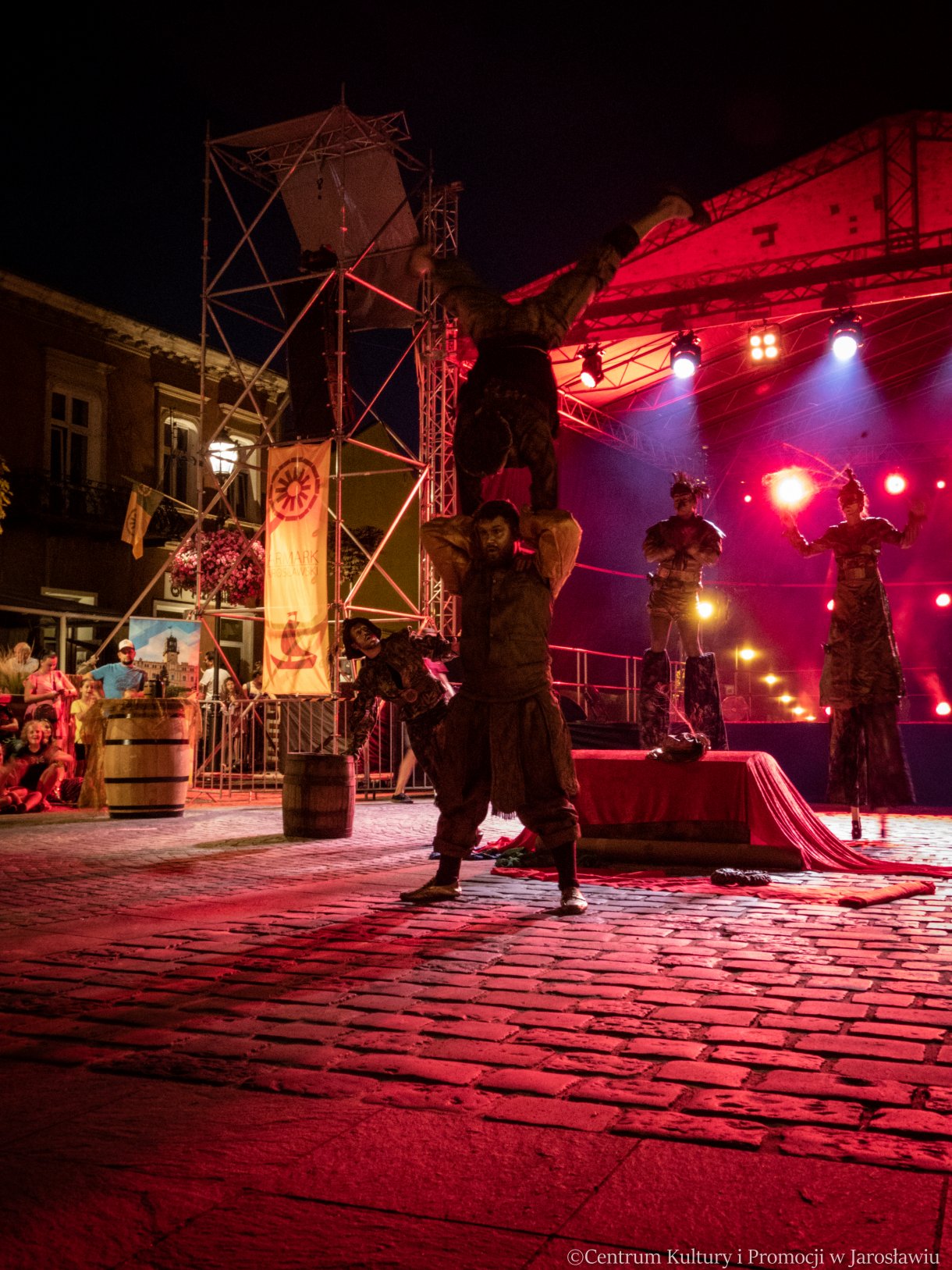 Grupa locomotora podczas spektaklu ulicznego