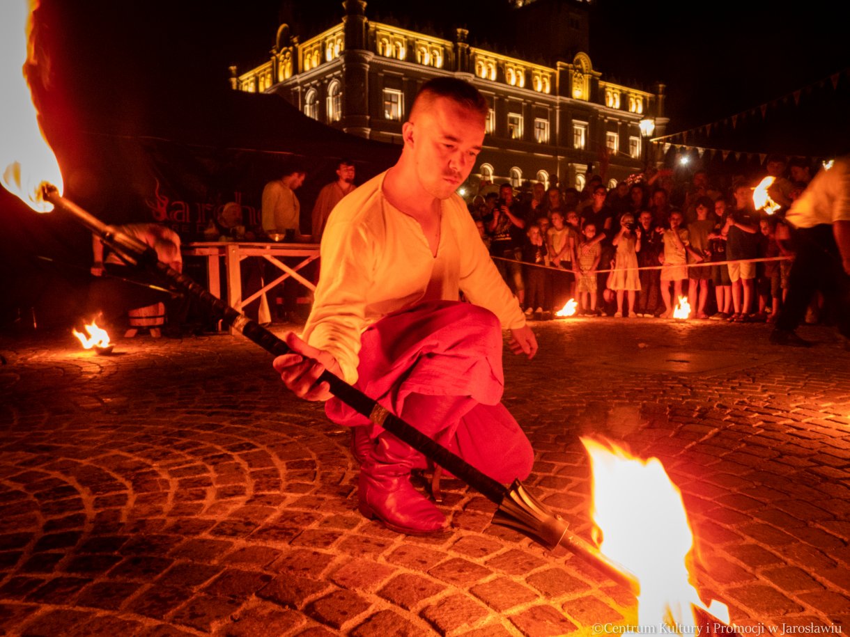 pokaz ognia w wykonaniu Arche Teatr Ognia
