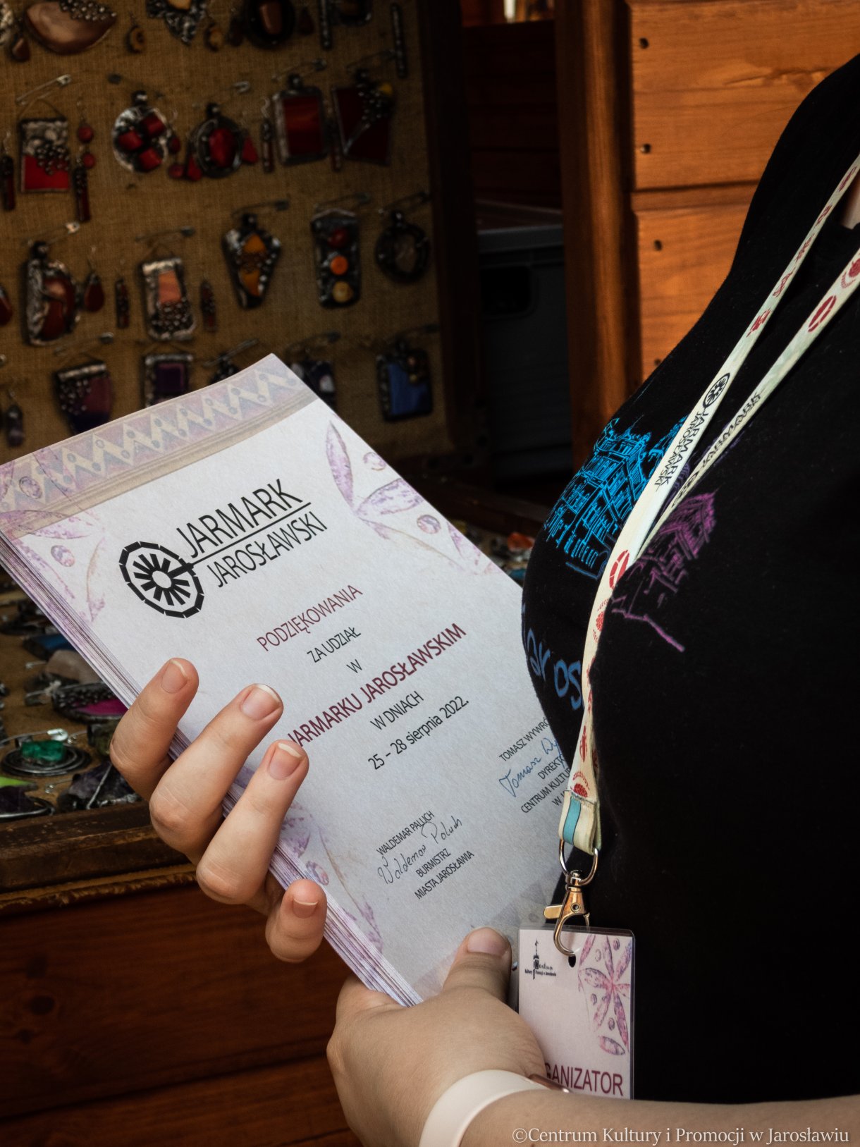 podziękowania wręczane wystawcom, którzy wzięli udział w Jarmarku Jarosławskim