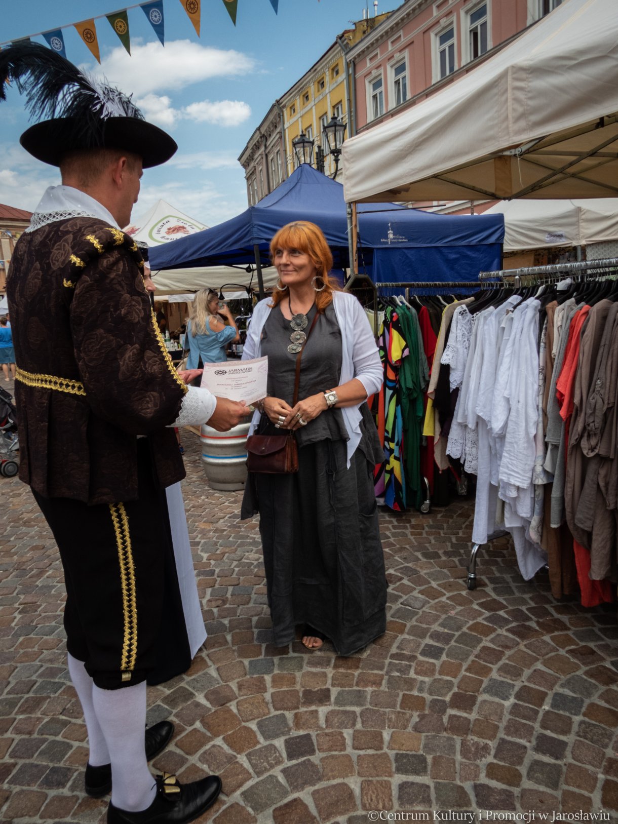 podziękowania wręczane wystawcom, którzy wzięli udział w Jarmarku Jarosławskim