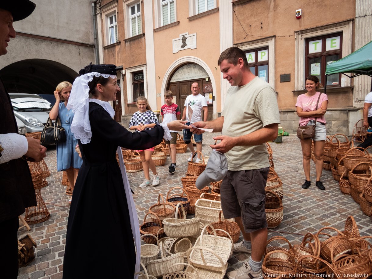 podziękowania wręczane wystawcom, którzy wzięli udział w Jarmarku Jarosławskim