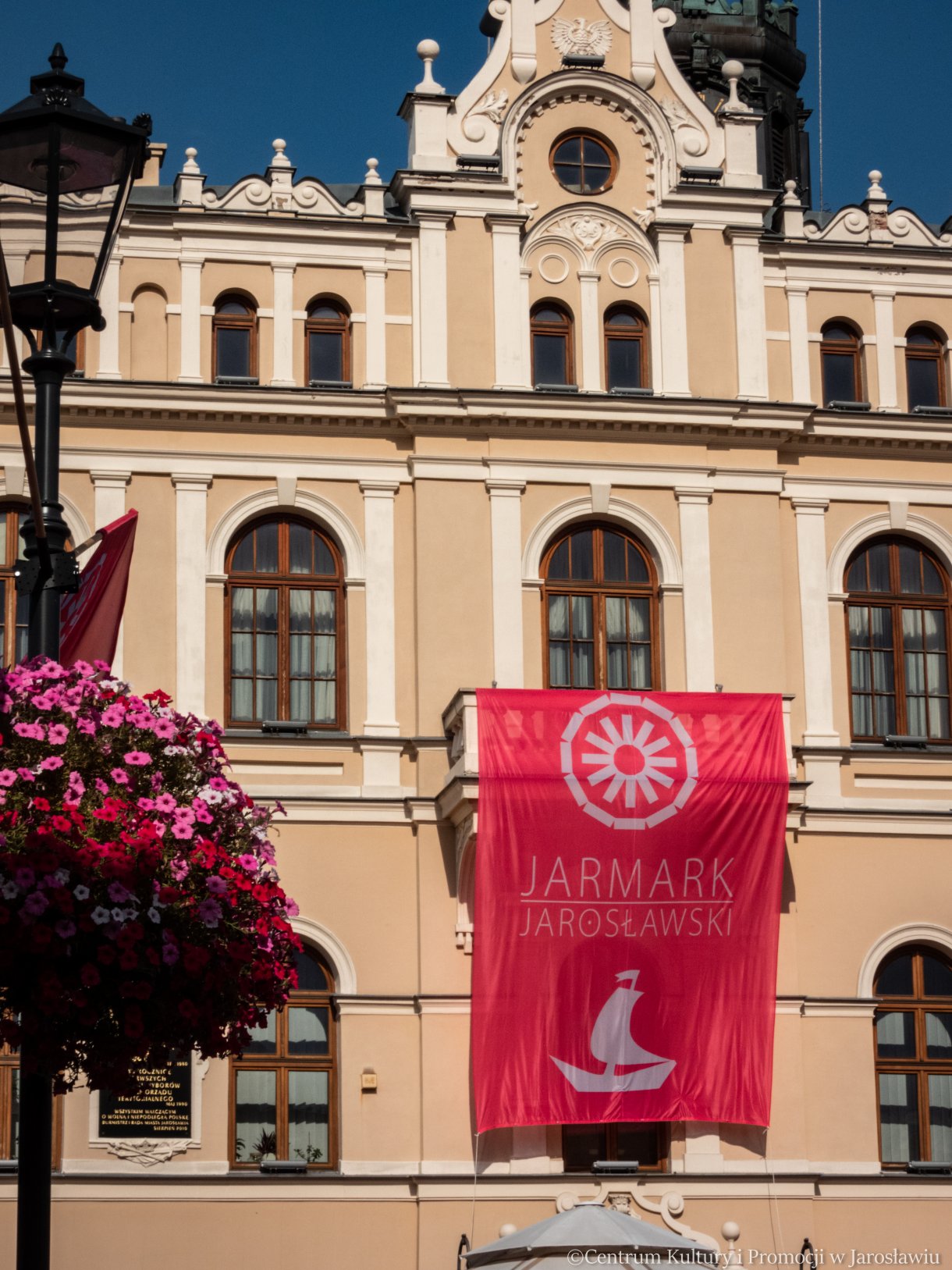 flaga Jarmarku Jarosławskiego na balkonie jarosławskiego ratusza