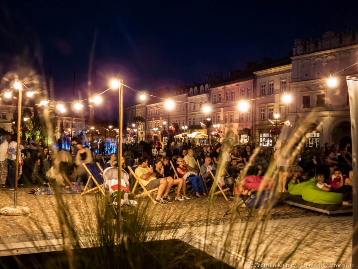 widzowie kina pod gwiazdami