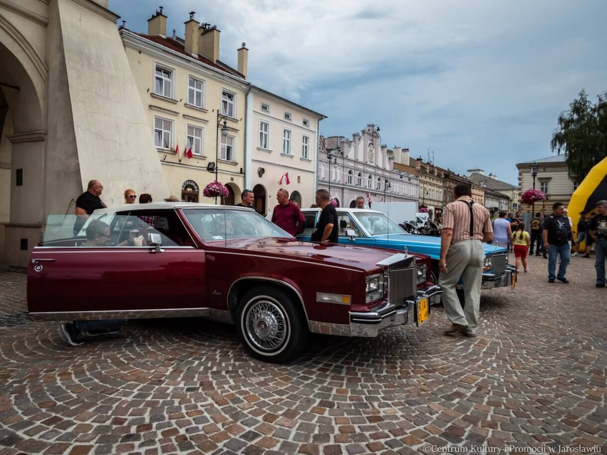 stare samochody na jarosławskim rynku