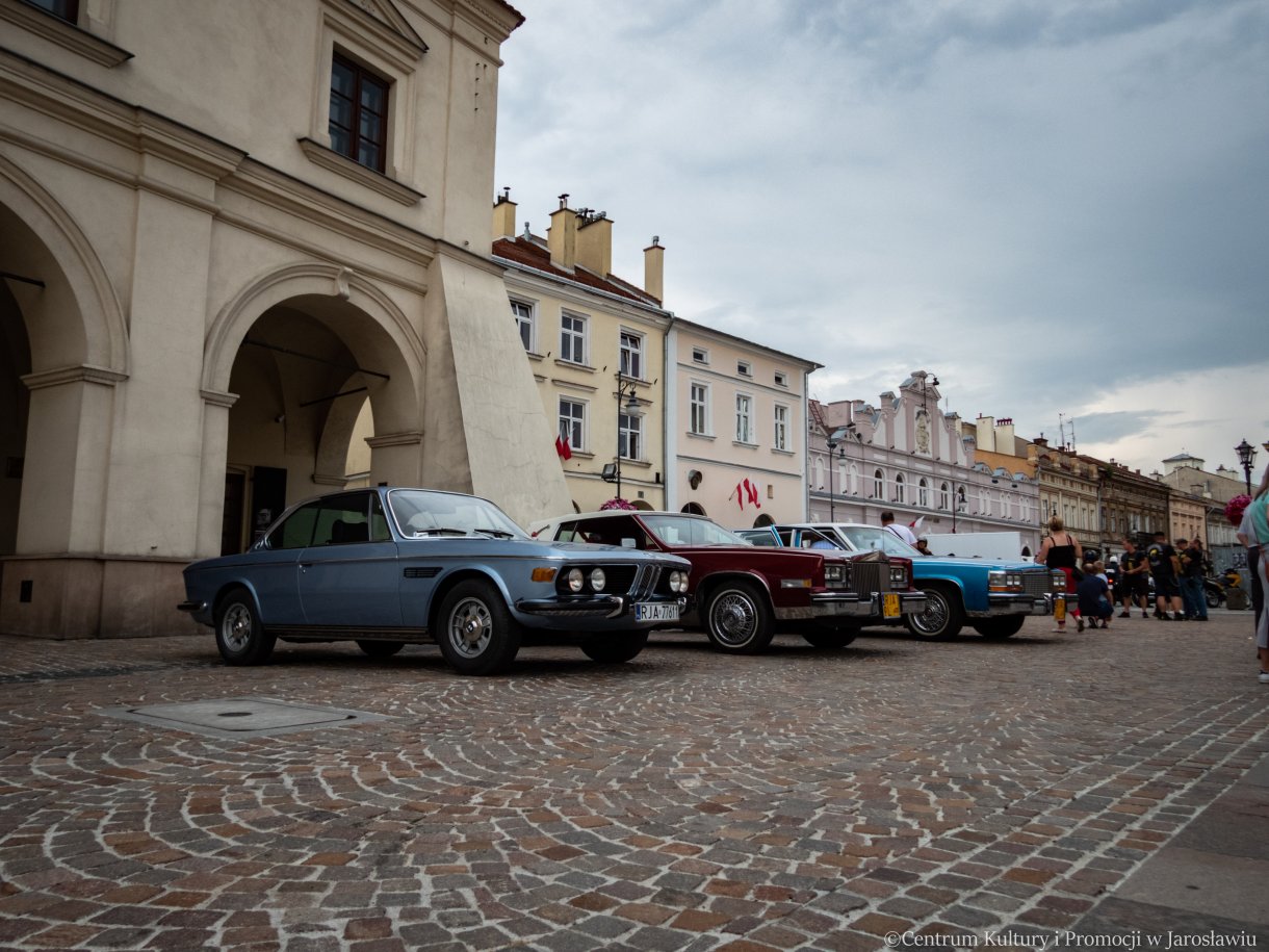 stare samochody na jarosławskim rynku