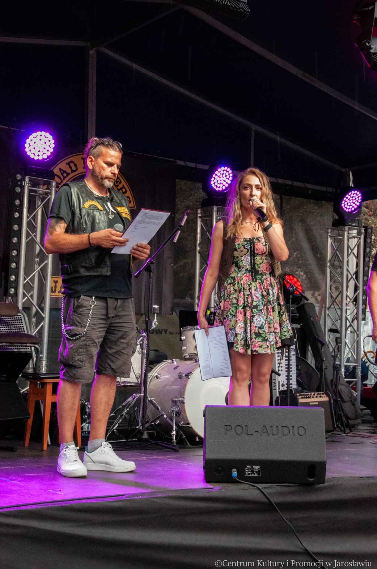 prowadzący Jarosławski Piknik Country na scenie