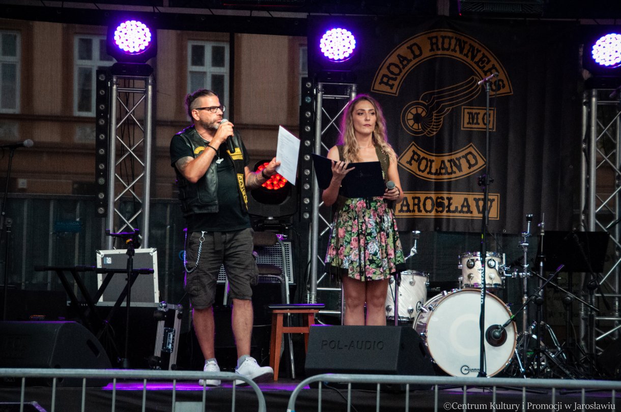 prowadzący Jarosławski Piknik Country na scenie